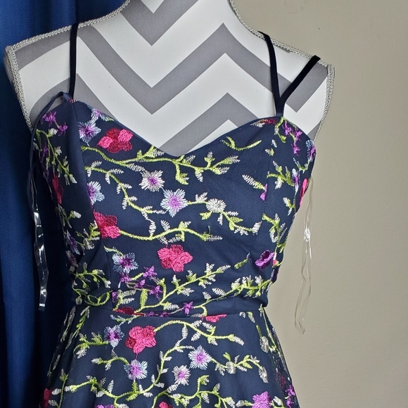 Dress - Picture 1 of 6